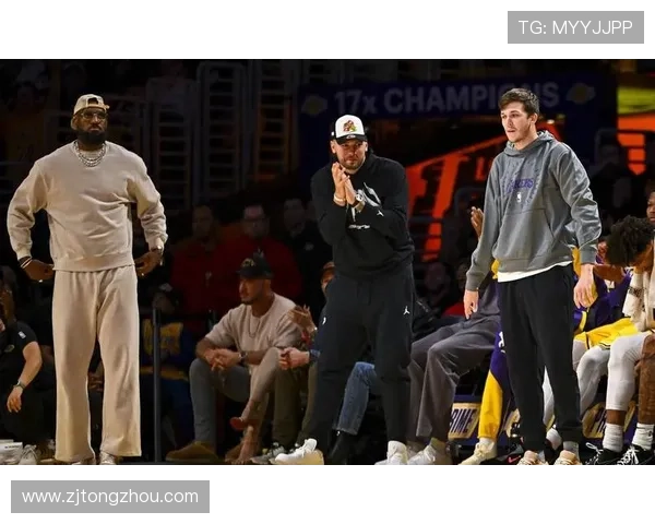 里夫斯精准助攻詹姆斯三分球首开纪录助力球队逆转取胜